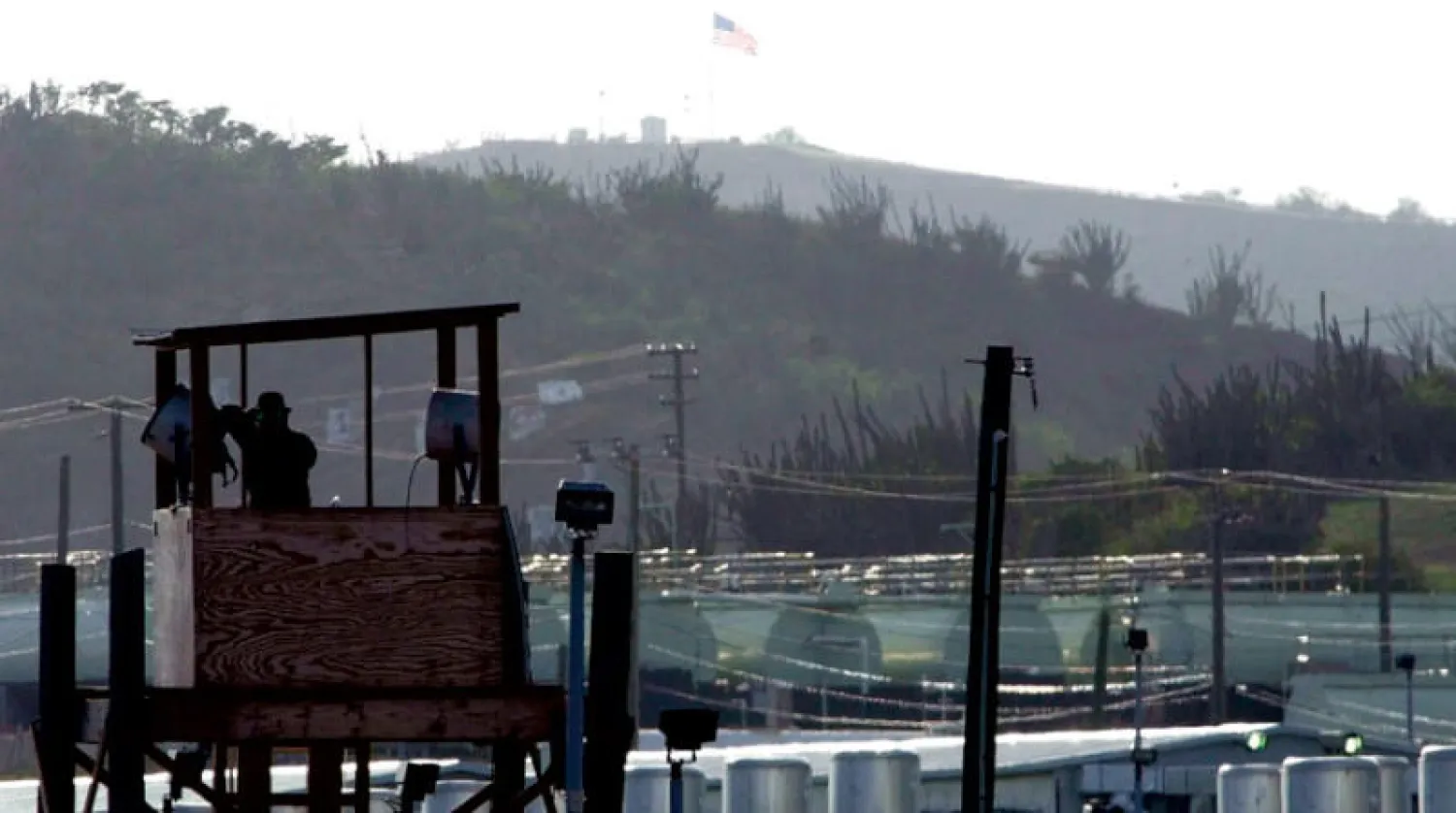 مدخل معسكر «دلتا» بـ«غوانتانامو» في الذكرى الـ20 لافتتاحه (أ.ب)