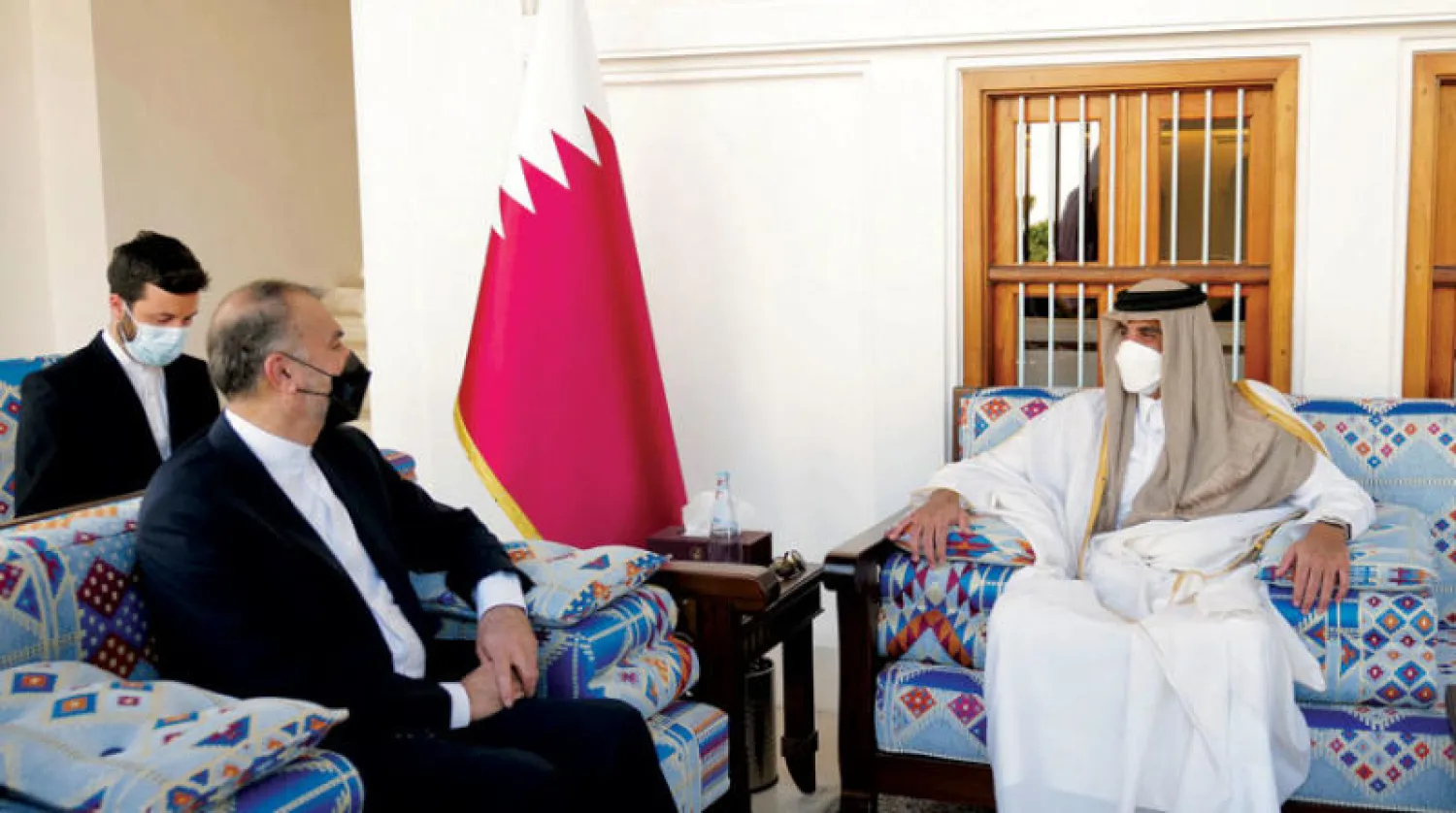 أمير قطر الشيخ تميم بن حمد آل ثاني خلال استقباله وزير الخارجية الإيراني حسين أمير عبد اللهيان أمس (قنا)