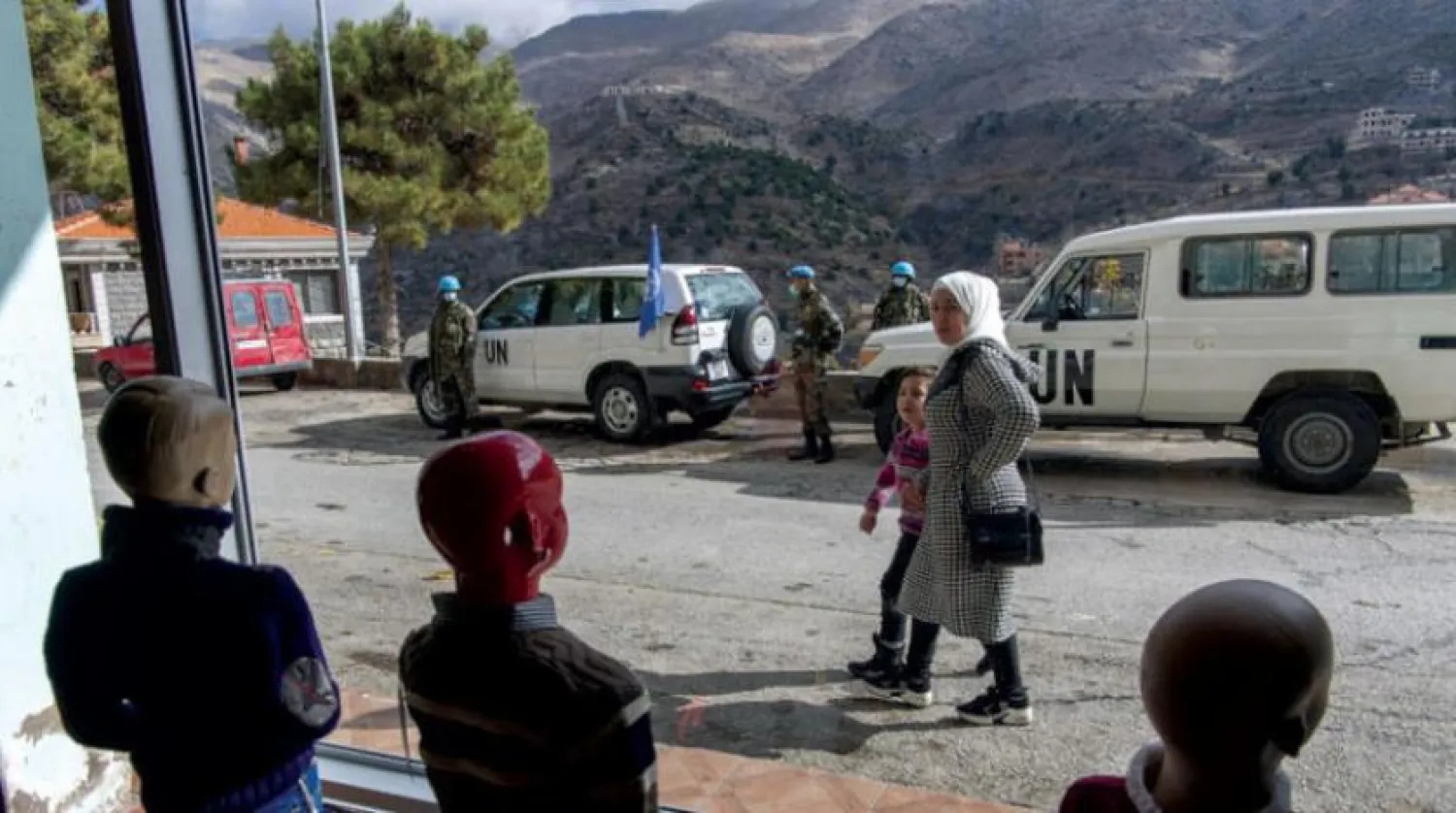 Güney Lübnan’daki bir köyde bulunan UNIFIL üyeleri (Uluslararası güçler tarafından dağıtılan fotoğraf)