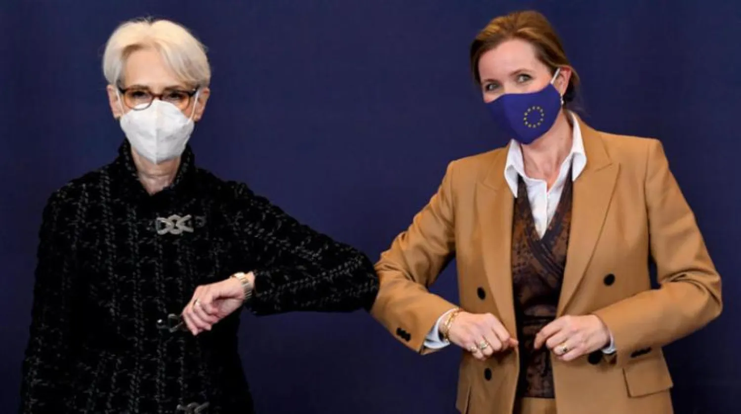 AB Siyasi ve Güvenlik Komisyonu Başkanı Delphine Pronk, ABD Dışişleri Bakan Yardımcısı Wendy Sherman’ı Brüksel’de karşılarken (EPA)