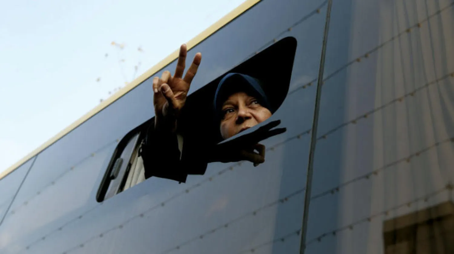 فائزة هاشمي ترفع شارة النصر في مراسم تشييع والدها علي أكبر هاشمي رفسنجاني في طهران يناير 2017 (أ.ب)