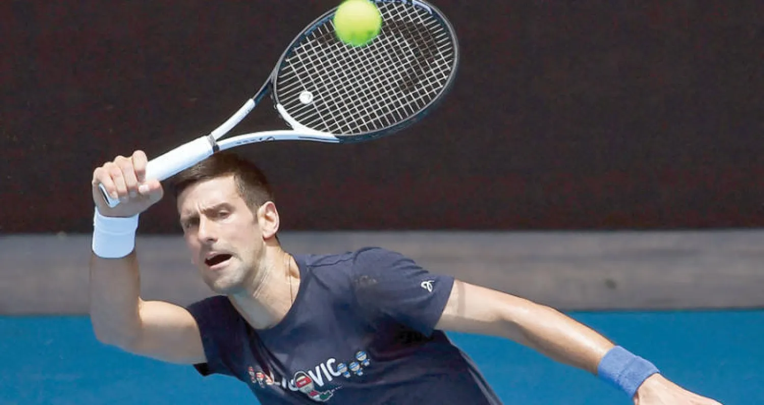 ديوكوفيتش يتدرب في ملبورن بانتظار تصريح المشاركة في بطولة أستراليا (أ.ف.ب) (وفي الاطار) التشيكية فوراكوفا تعرضت للترحيل لأسباب ديوكوفيتش نفسها (أ.ف.ب)