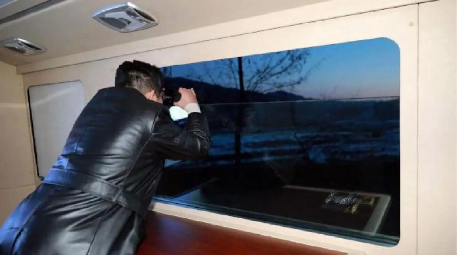 Kuzey Kore lideri Kim Jong- un, hipersonik füzelerin test edilmesini izliyor (AFP)