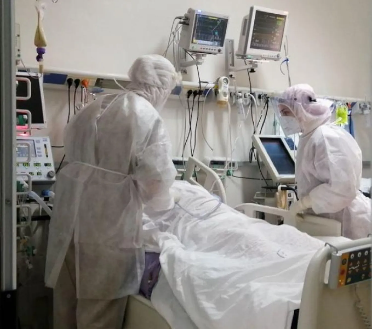 ممرضات بقسم العزل في مستشفى بالعاصمة التونسية (أرشيفية - رويترز)