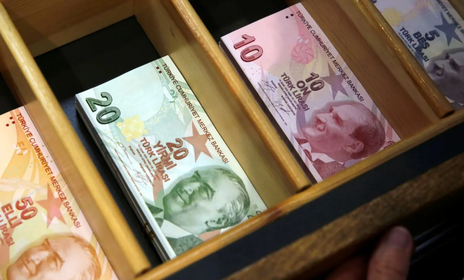 Turkish lira banknotes are pictured at a currency exchange office in Istanbul, Turkey August 13, 2018. (Reuters)