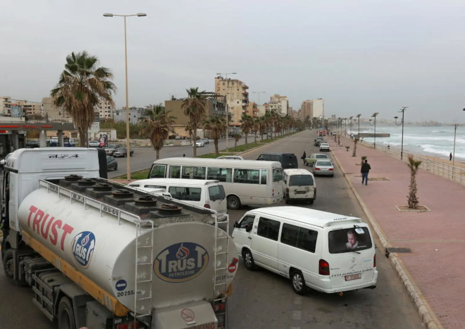 قطع أحد الطرق في مدينة صيدا اللبنانية احتجاجاً على ارتفاع أسعار المحروقات (رويترز)