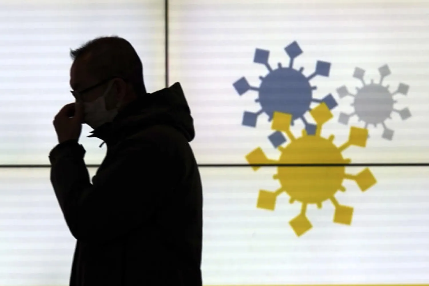 رجل يرتدي القناع الواقي وسط تفشي فيروس كورونا في طوكيو (أ.ب)