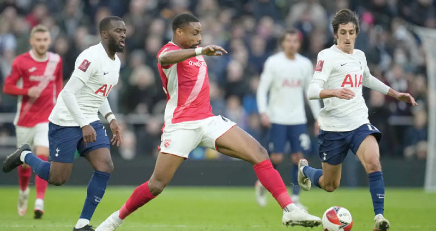 أوبيكا يتحكم في الكرة خلال مواجهة موركامب وتوتنهام في الجولة الثالثة من كأس إنجلترا (أ.ب)