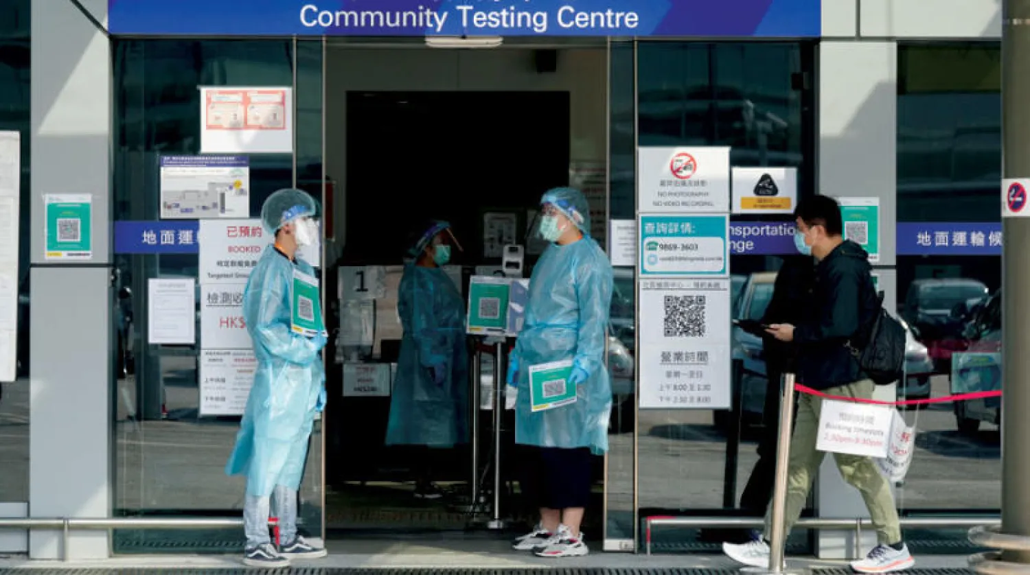 طاقم طبي يستقبل المسافرين لإخضاعهم لفحوص كورونا في مطار هونغ كونغ 11 يناير (رويترز)