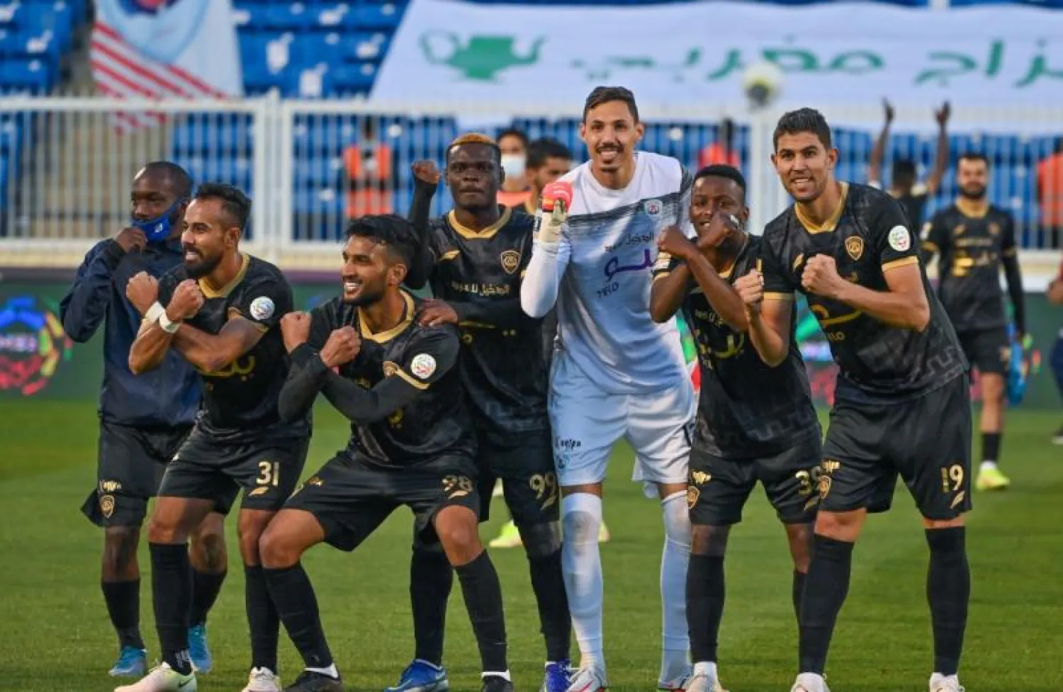 احتفالية فريق أبها بعد الفوز الثمين أمام الباطن (تصوير: علي خمج)