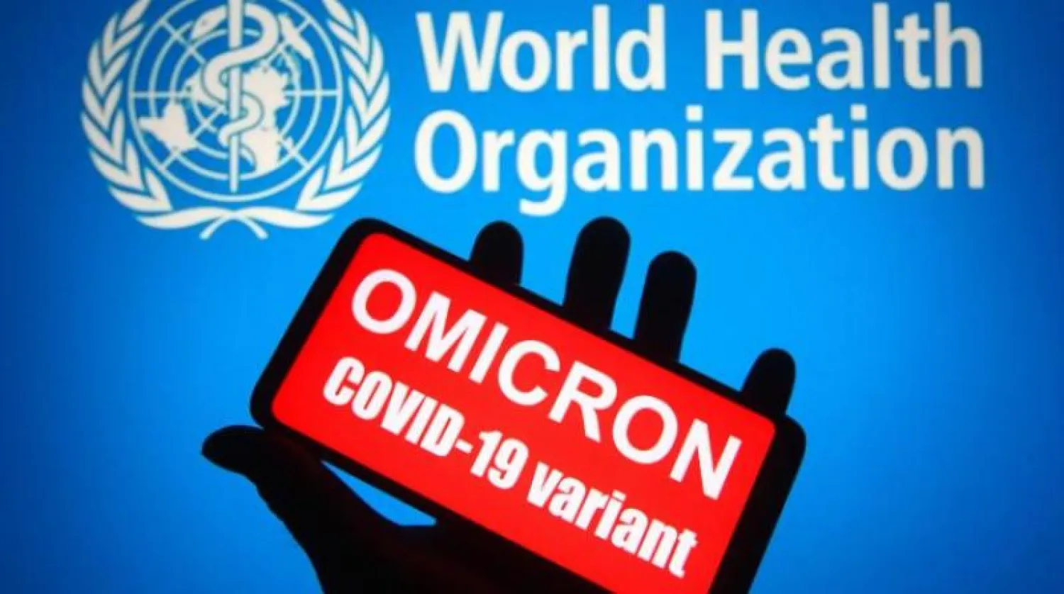 صورة توضيحية تظهر المتغير «أوميكرون» أمام شعار منظمة الصحة العالمية (د.ب.أ)
