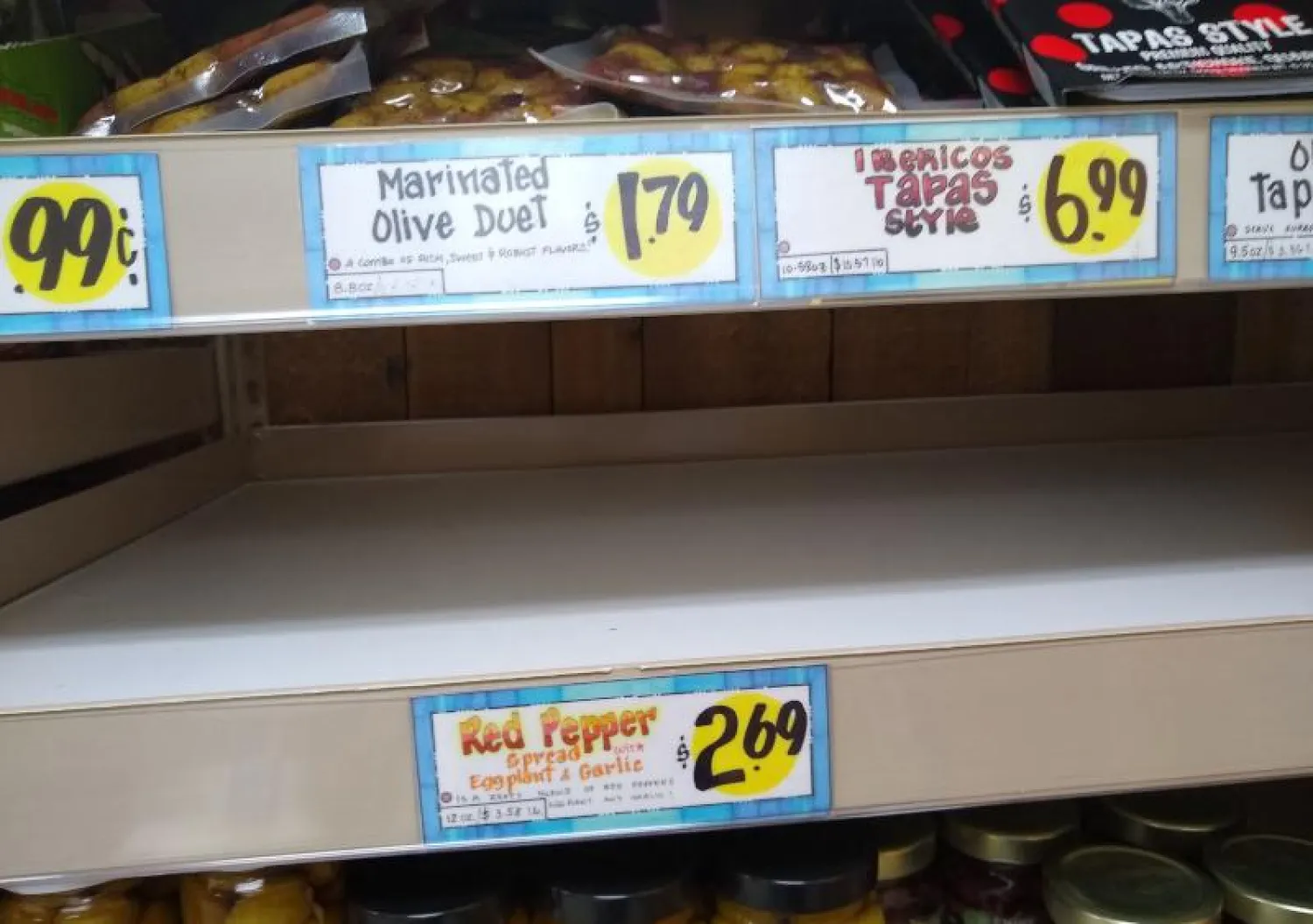 رف فارغ في متجر بالولايات المتحدة (أ.ف.ب)