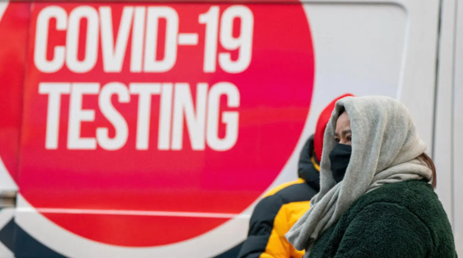 أشخاص ينتظرون الخضوع لفحص «كورونا» في مركز بنيويورك أمس (رويترز)