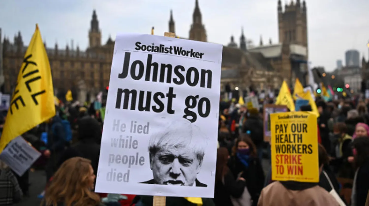 مظاهرات اندلعت أمس في لندن ضد تشريعات قانونية تعطي الشرطة سلطات أكبر ثم تحولت إلى مطالبات باستقالة رئيس الوزراء (إ.ب.أ)