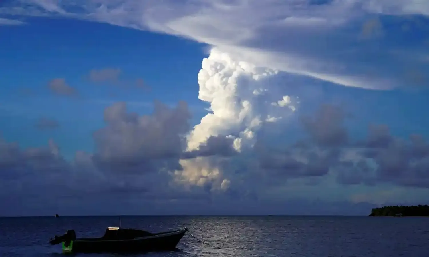 Clouds rising from the Hunga Ha'apai volcano in an earlier eruption on December 21, 2021. (Getty Images)
