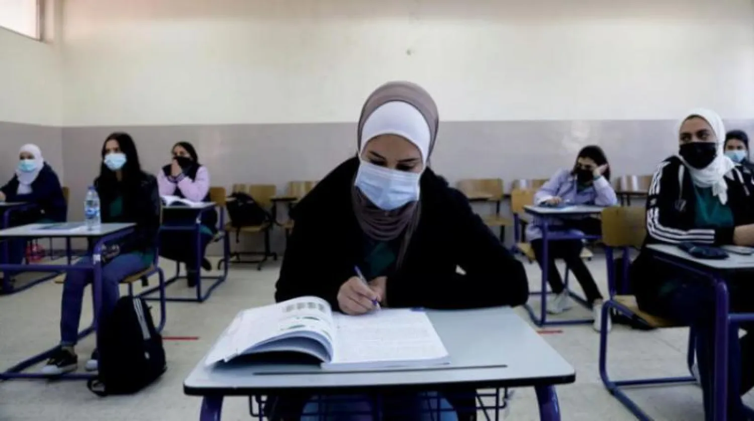 الطلبة في فصولهم الدراسية بعمان (رويترز)