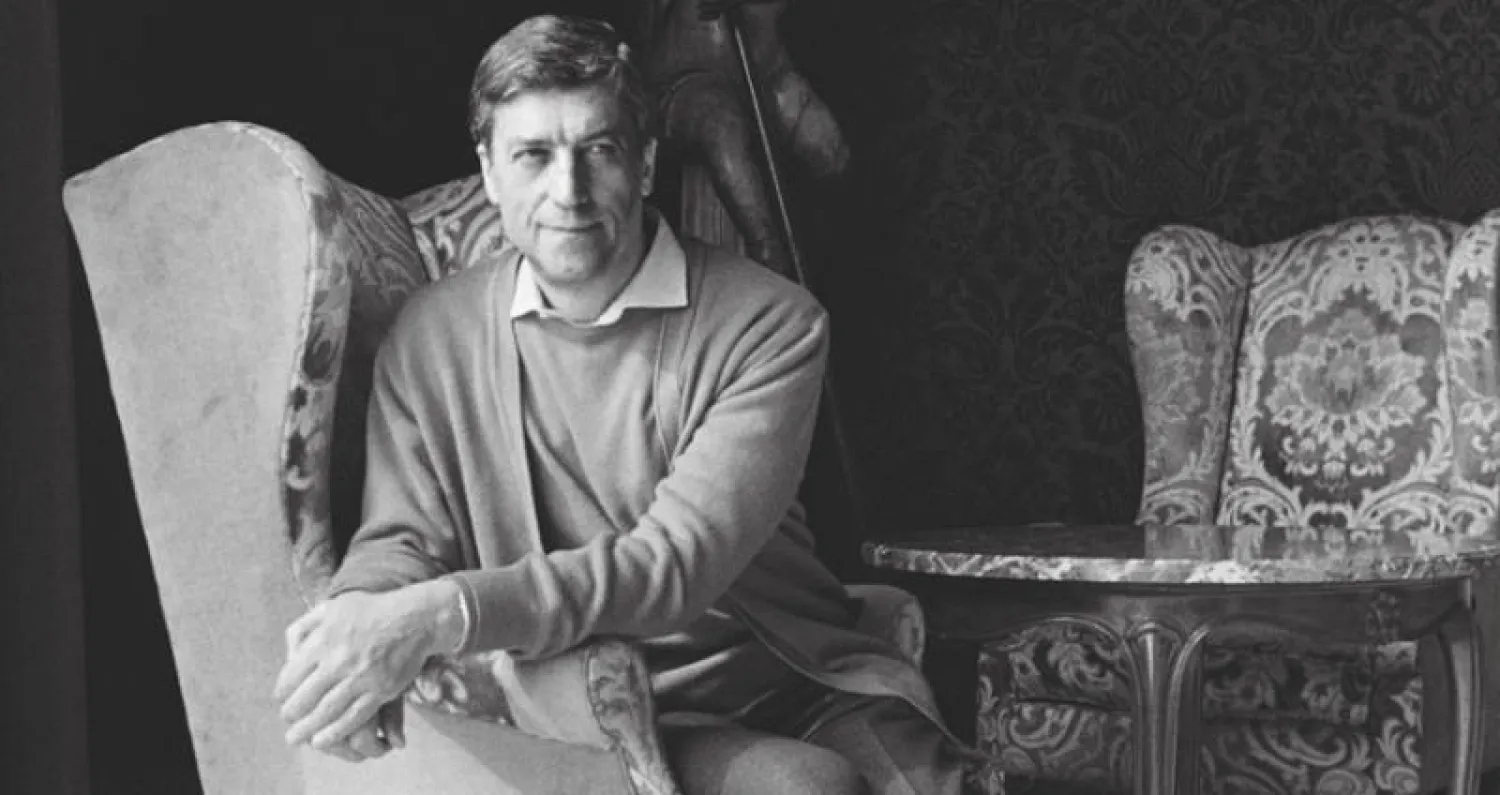 مصمم الأزياء الإيطالي نينو تشيروتي أثناء تقديمه لمتجره في نيس (أ.ف.ب)