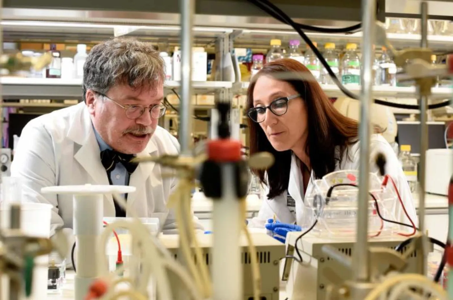 الطبيبان بيتر هوتيز (يسار) وماريا بوتازي خلال العمل على لقاح «كوربيفاكس»... (كلية بايلور للطب)