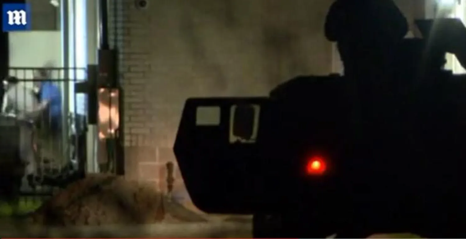 مشهد من عملية تحرير الرهائن من كنيس في مدينة كوليفيل بولاية تكساس الأميركيّة (ديلي ميل)