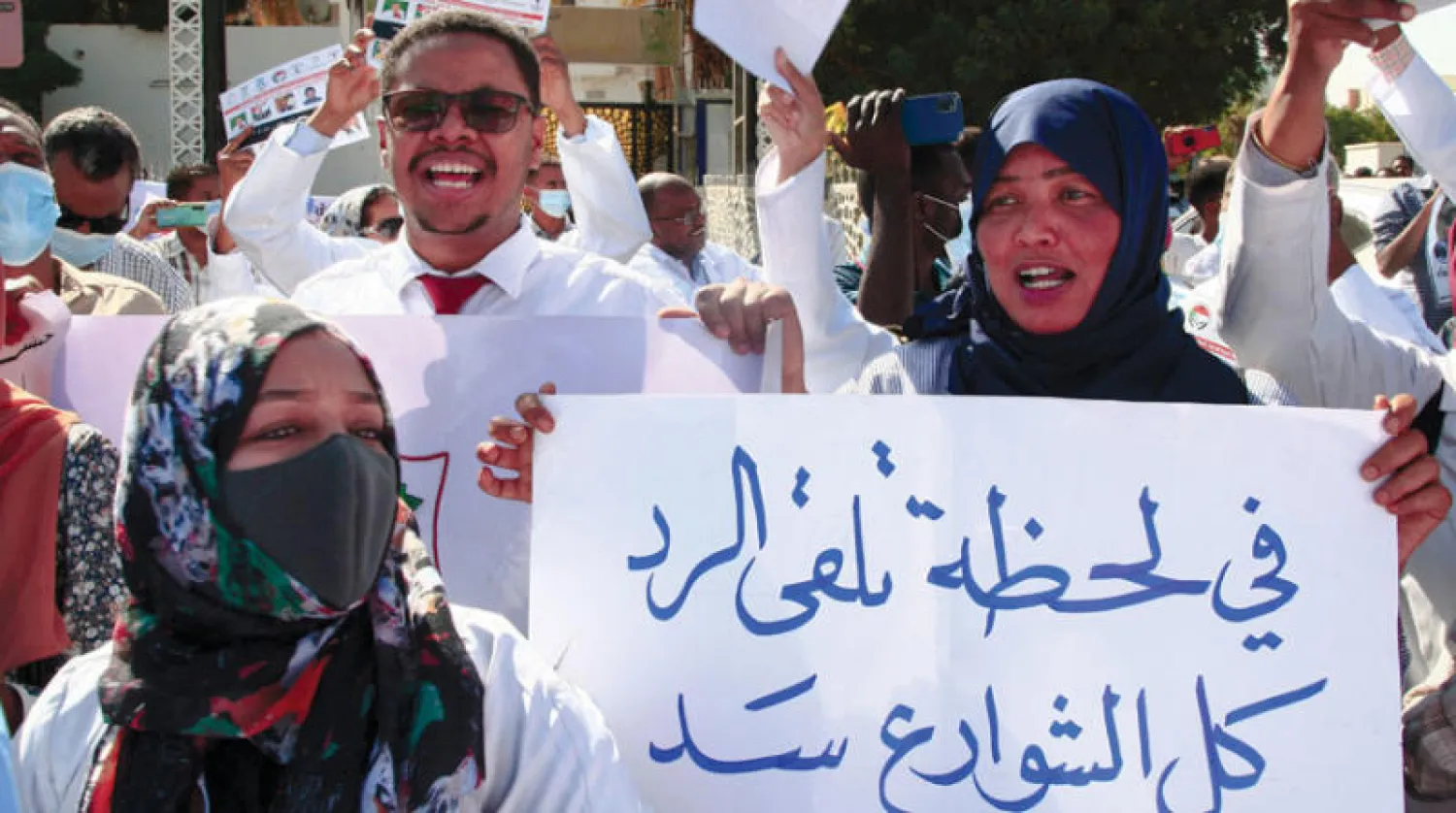 جانب من احتجاجات الأطباء في الخرطوم أمس (أ.ف.ب)