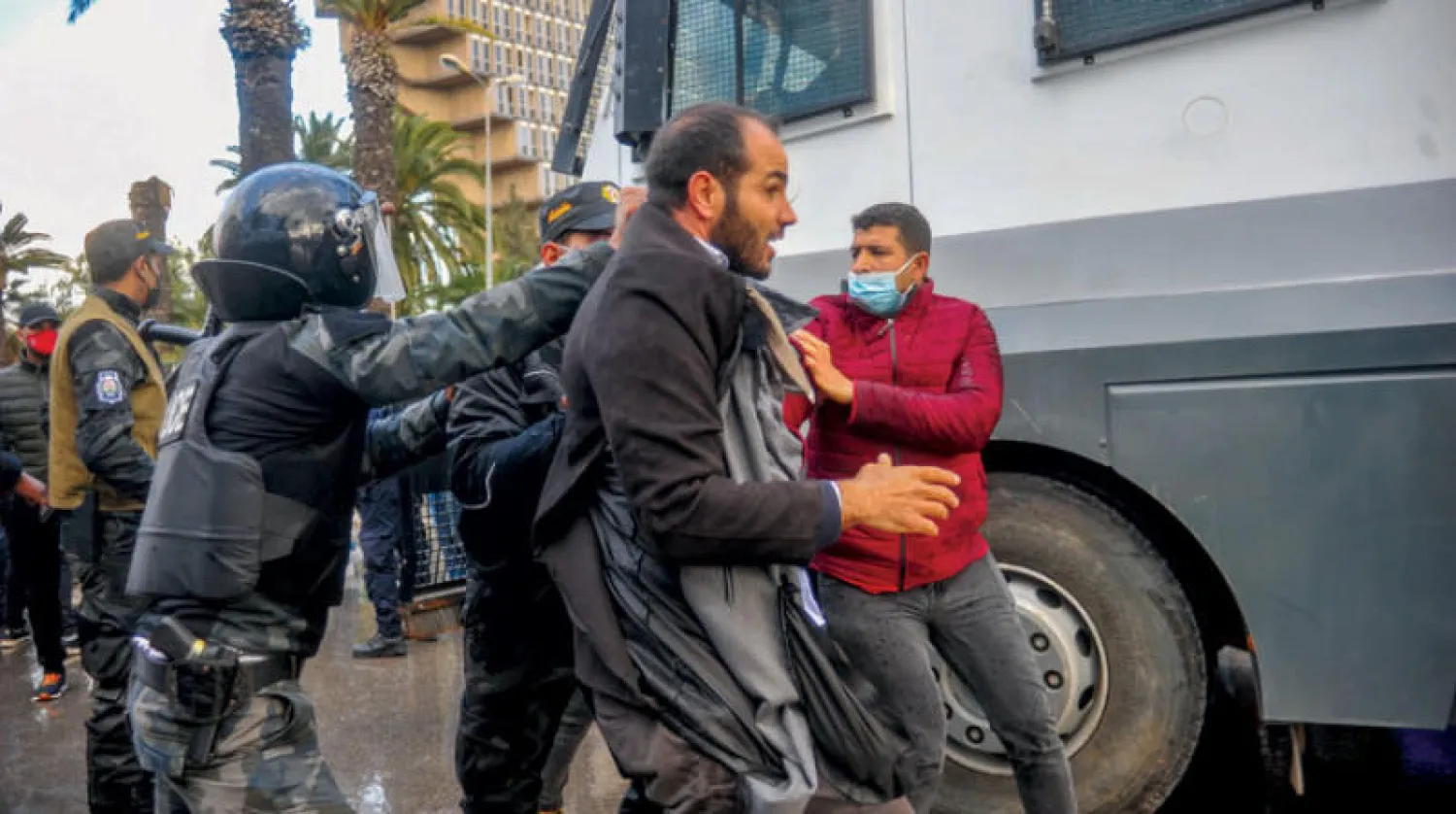 قوى الأمن توقف محتجين ضد الرئيس قيس سعيد بالعاصمة التونسية في ذكرى إسقاط نظام الرئيس الأسبق زين العابدين بن علي يوم 14 يناير الحالي (د.ب.أ)