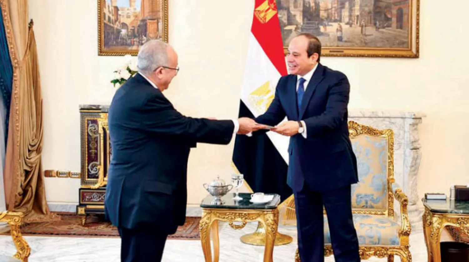 الرئيس المصري يتسلم رسالة من الرئيس الجزائري خلال استقباله وزير الخارجية رمطان لعمامرة (الرئاسة المصرية)
