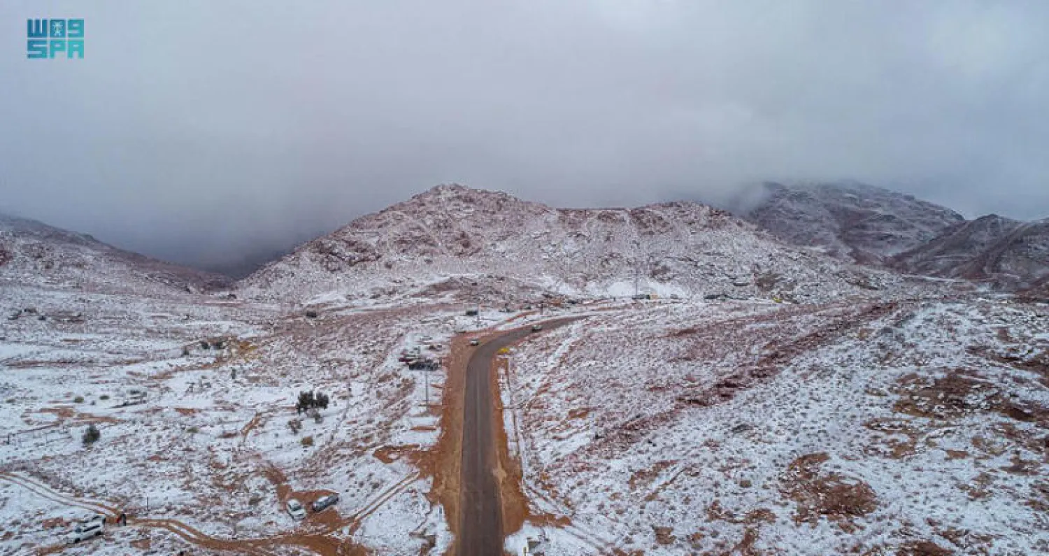 الثلوج تزيّن جبال اللوز في تبوك بالسعودية