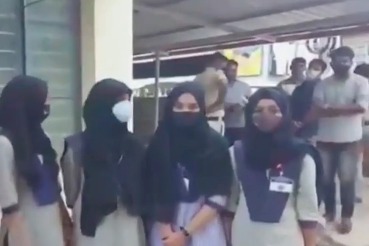 Başörtüsü takmakta ısrarcı olan Müslüman öğrenciler, Hindistan'daki üniversitede haftalarca sınıfa alınmadı (Times Now)