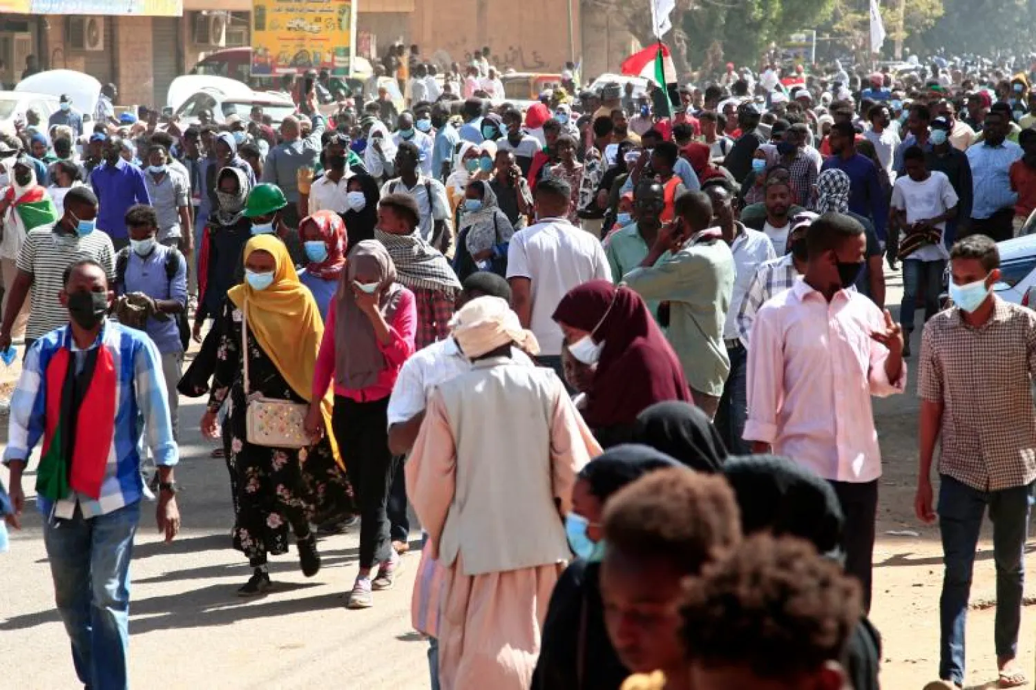 متظاهرون سودانيون يحتجون في شوارع الخرطوم (أ.ف.ب)