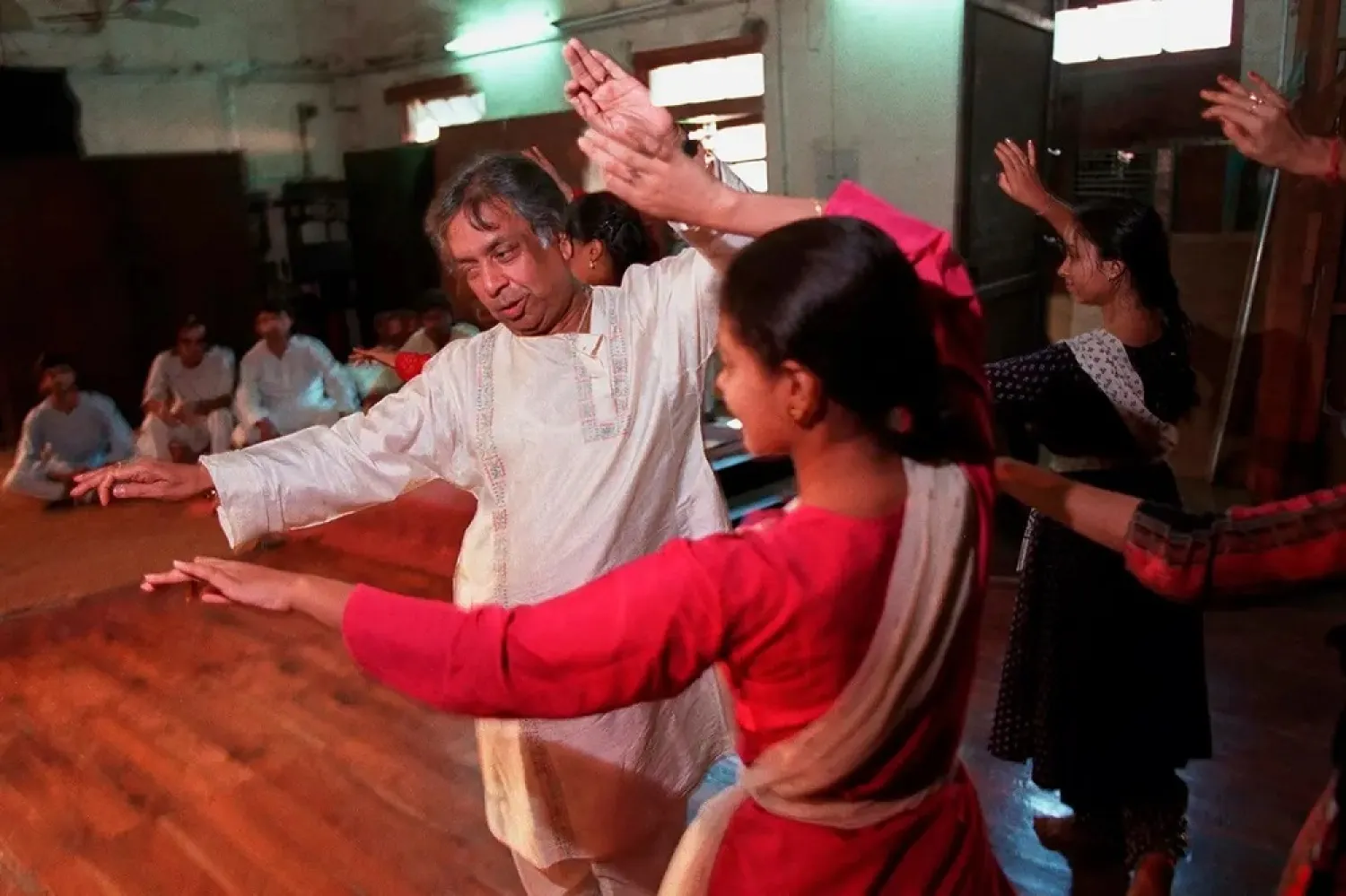 Indian classical Kathak dance guru Birju Maharaj teaches students at his studio in New Delhi on Sept. 26, 1997. (AP)