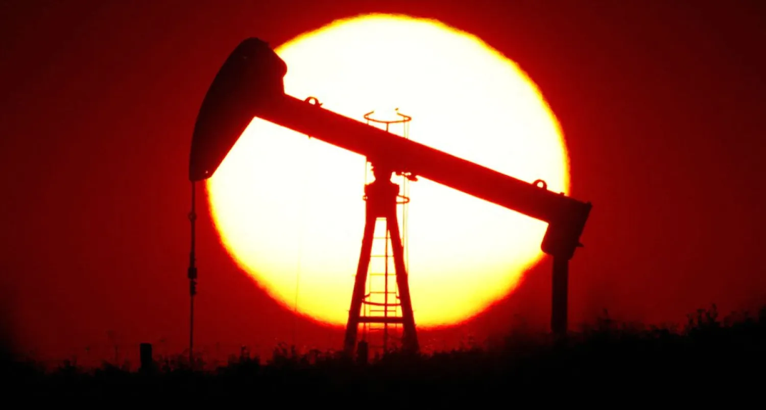 The sun sets behind an oil pump outside Saint-Fiacre, near Paris, France September 17, 2019. REUTERS/Christian Hartmann/File Photo
