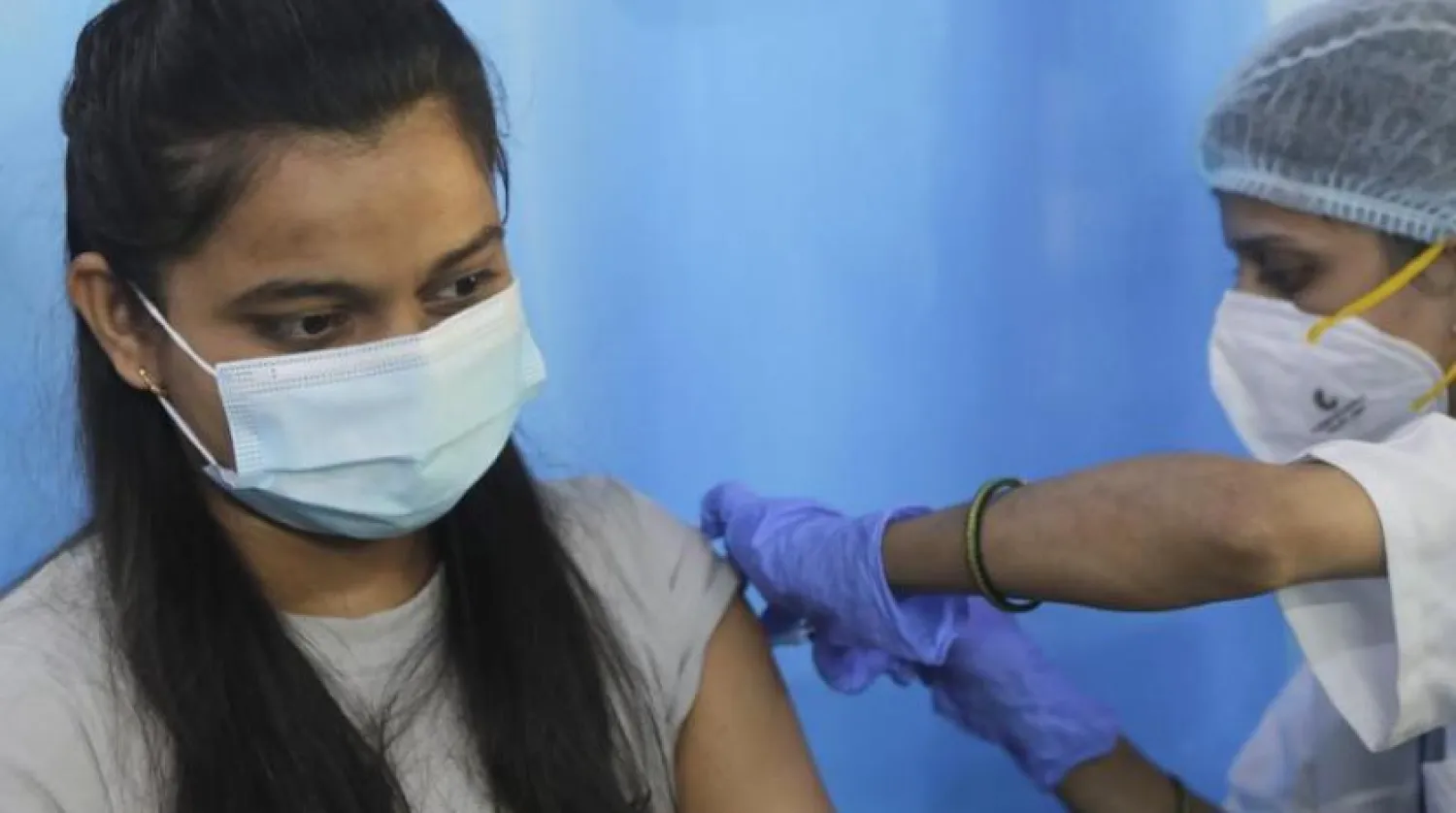 Hindistan’da koronavirüs aşısı olan bir genç kız (AP)