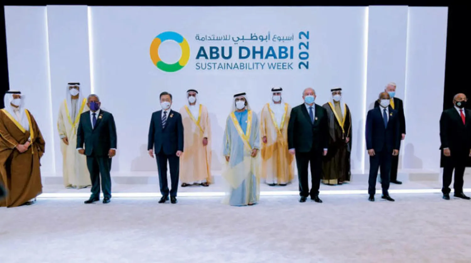 الشيخ محمد بن راشد آل مكتوم والأمير عبد العزيز بن سلمان والمشاركون في افتتاح أسبوع أبوظبي للاستدامة (وام)