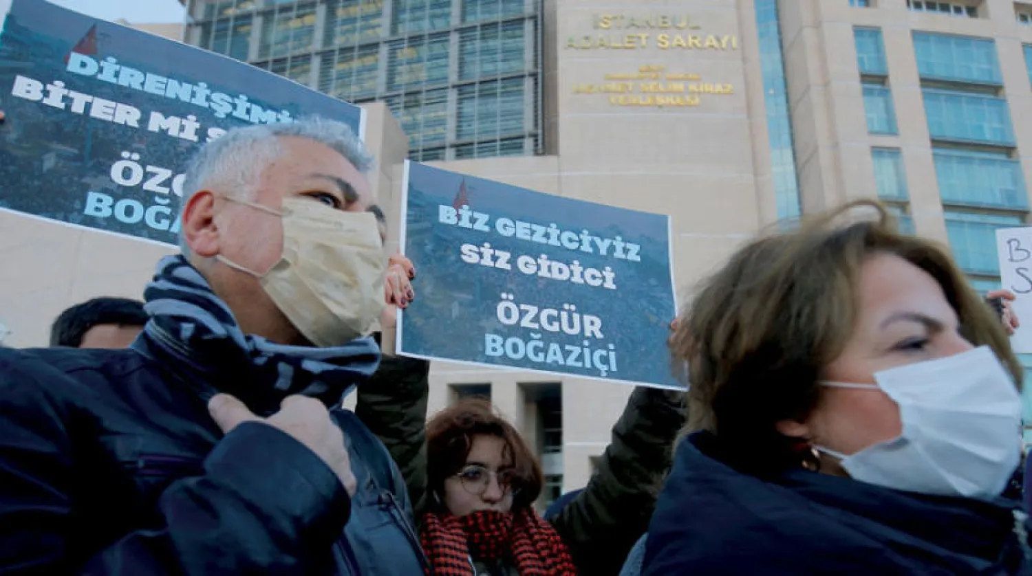 أعضاء في البرلمان التركي يحتجون أمام محكمة إسطنبول الجنائية أول من أمس التي لم يمثُل كافالا أمامها (رويترز)