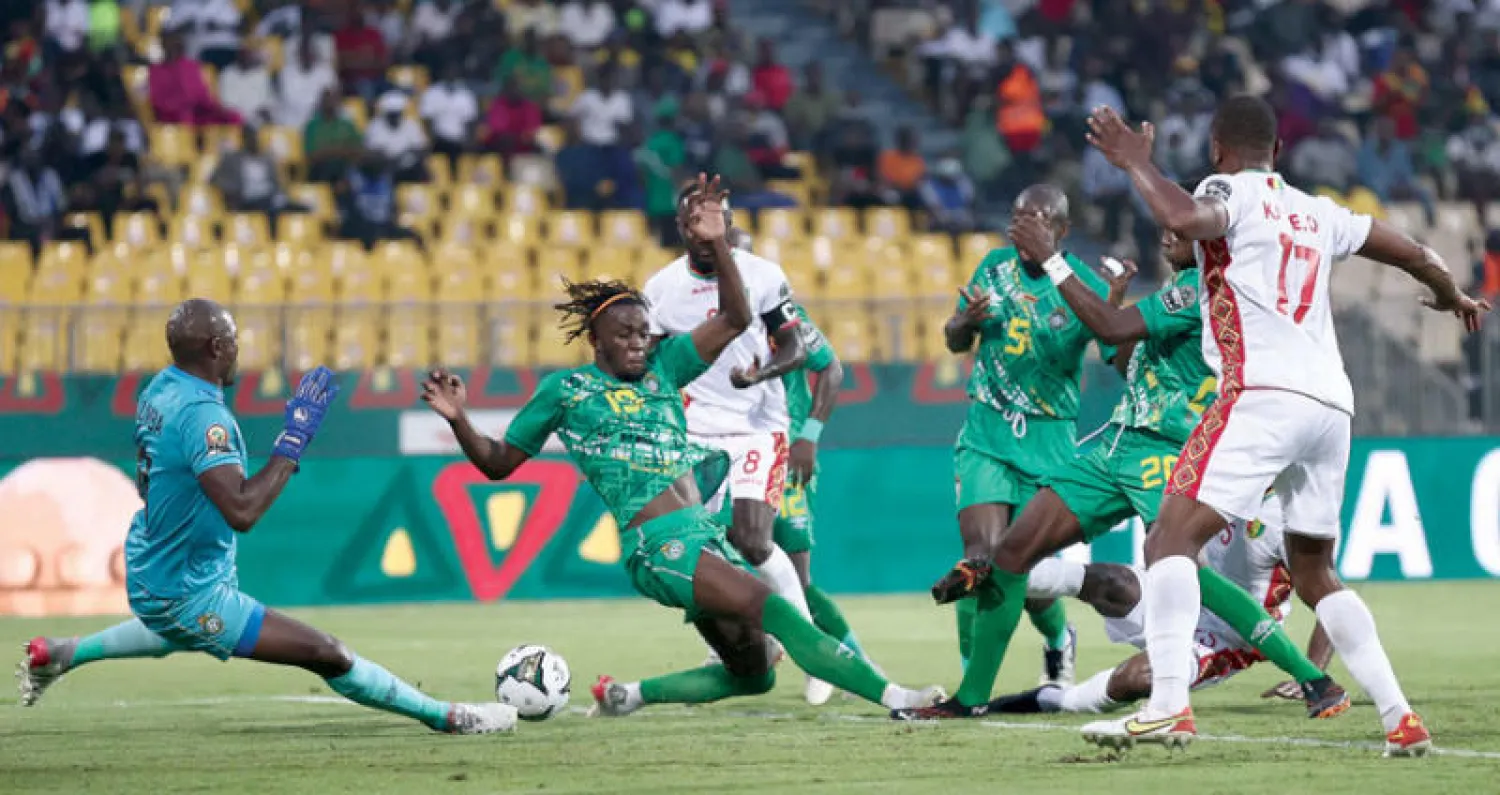 إحدى الفرص الضائعة من منتخب غينيا (أ.ف.ب)