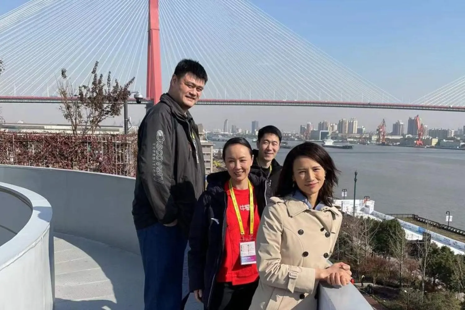 Peng Shuai'nin (kırmızı kıyafetli) ortaya attığı iddiaları yalanlaması ve Yao Ming'in (soldaki) tenisçiyle videosu aynı dönemde Çin devlet medyası aracılığıyla yayımlanmıştı (Twitter/Chen Qingqing)