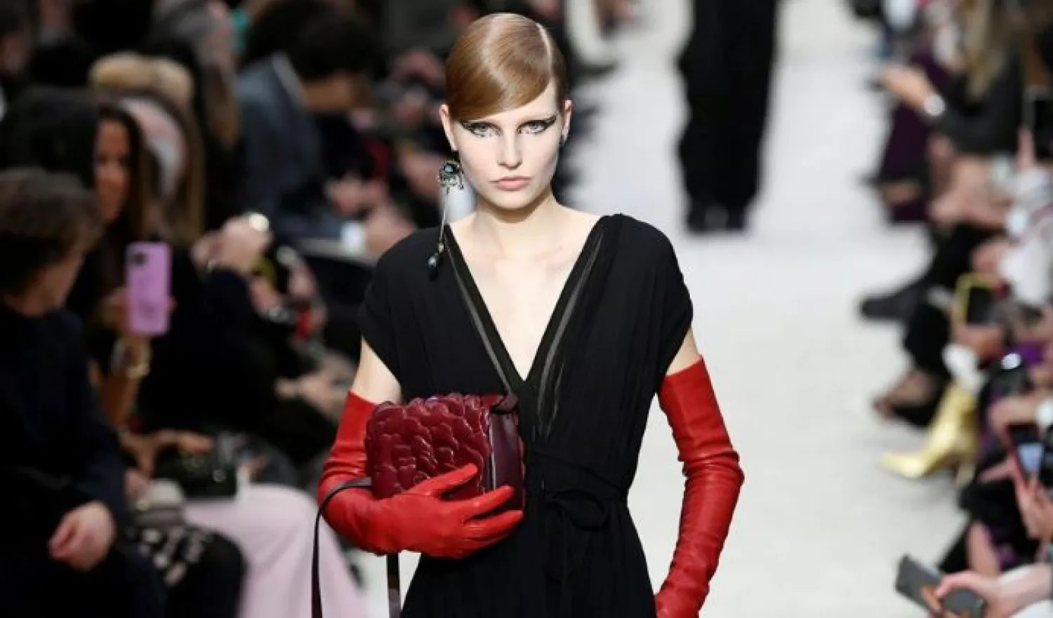 A model presents a creation by designer Pierpaolo Piccioli as part of his Fall/Winter 2020/21 women's ready-to-wear collection show for fashion house Valentino during Paris Fashion Week in Paris, France, March 1, 2020. REUTERS/Piroschka van de Wouw/File Photo

