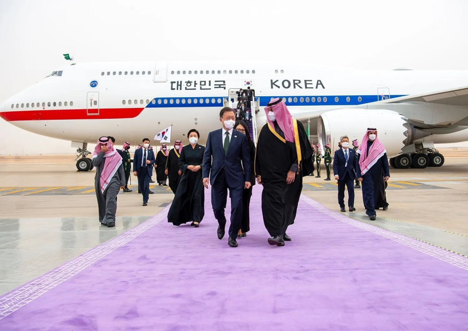 Crown Prince Mohammed welcomes the South Korean leader in Riyadh. (SPA)