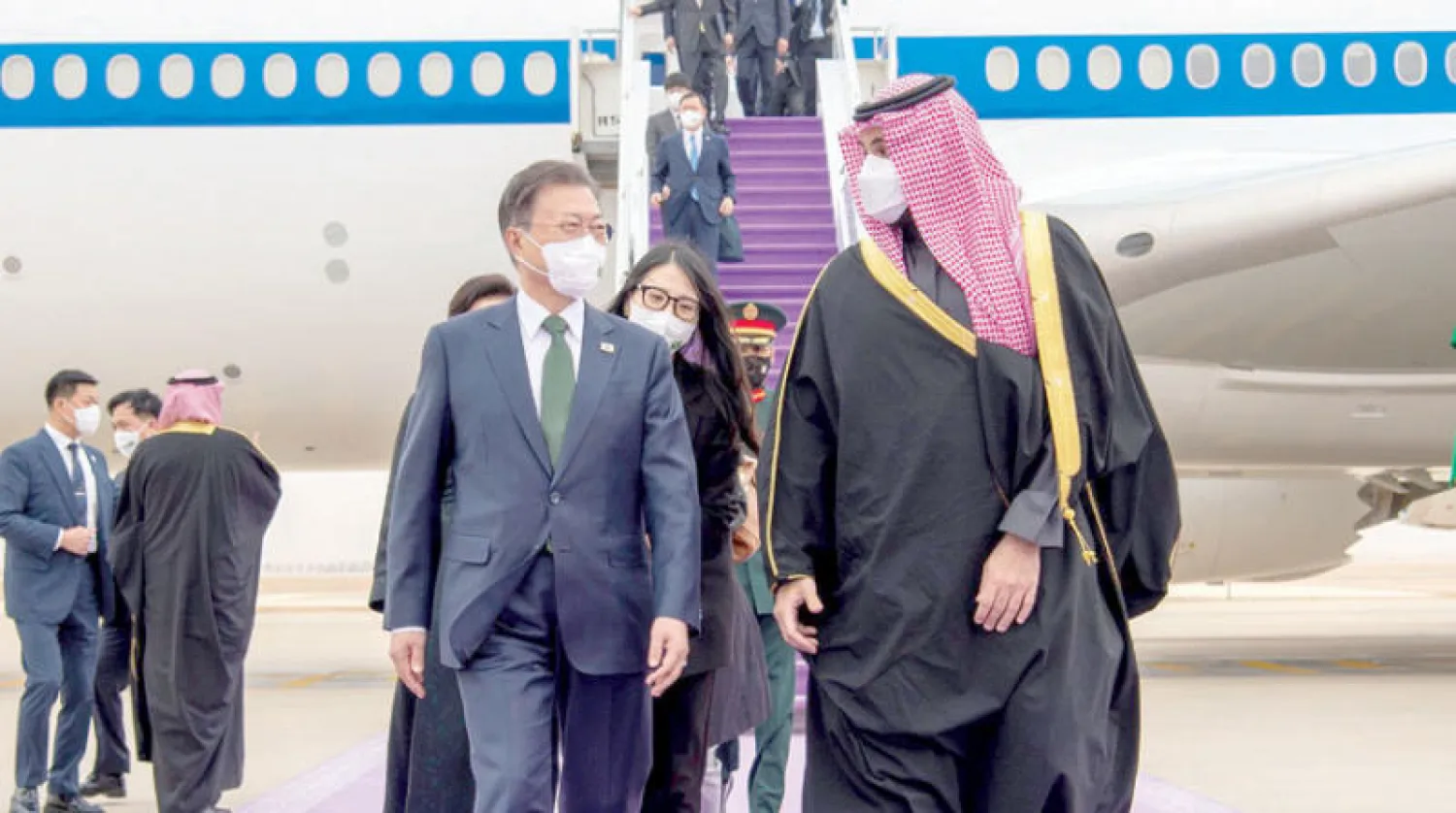 الأمير محمد بن سلمان يستقبل الرئيس مون جيه إن لدى وصوله إلى الرياض أمس (واس)