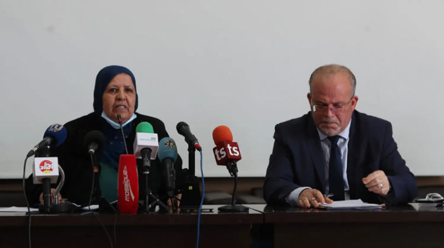 سيدة عكرمي زوجة القيادي في حركة «النهضة» نور الدين البحيري ومحامي الدفاع عنه سمير ديلو يتحدثان في مؤتمر صحافي بالعاصمة التونسية أمس (إ.ب.أ)