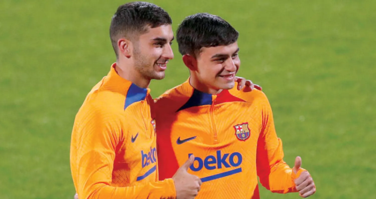 توريس وبيدري في تدريبات برشلونة (رويترز)