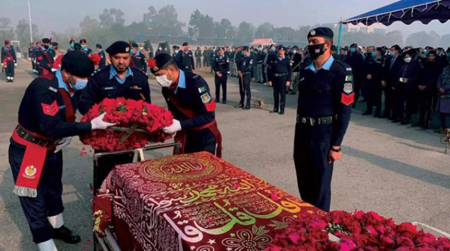 Pakistan’ın başkenti İslamabad’da düzenlenen terör saldırısında şehit olan polis memurunun cenaze töreni (AP)