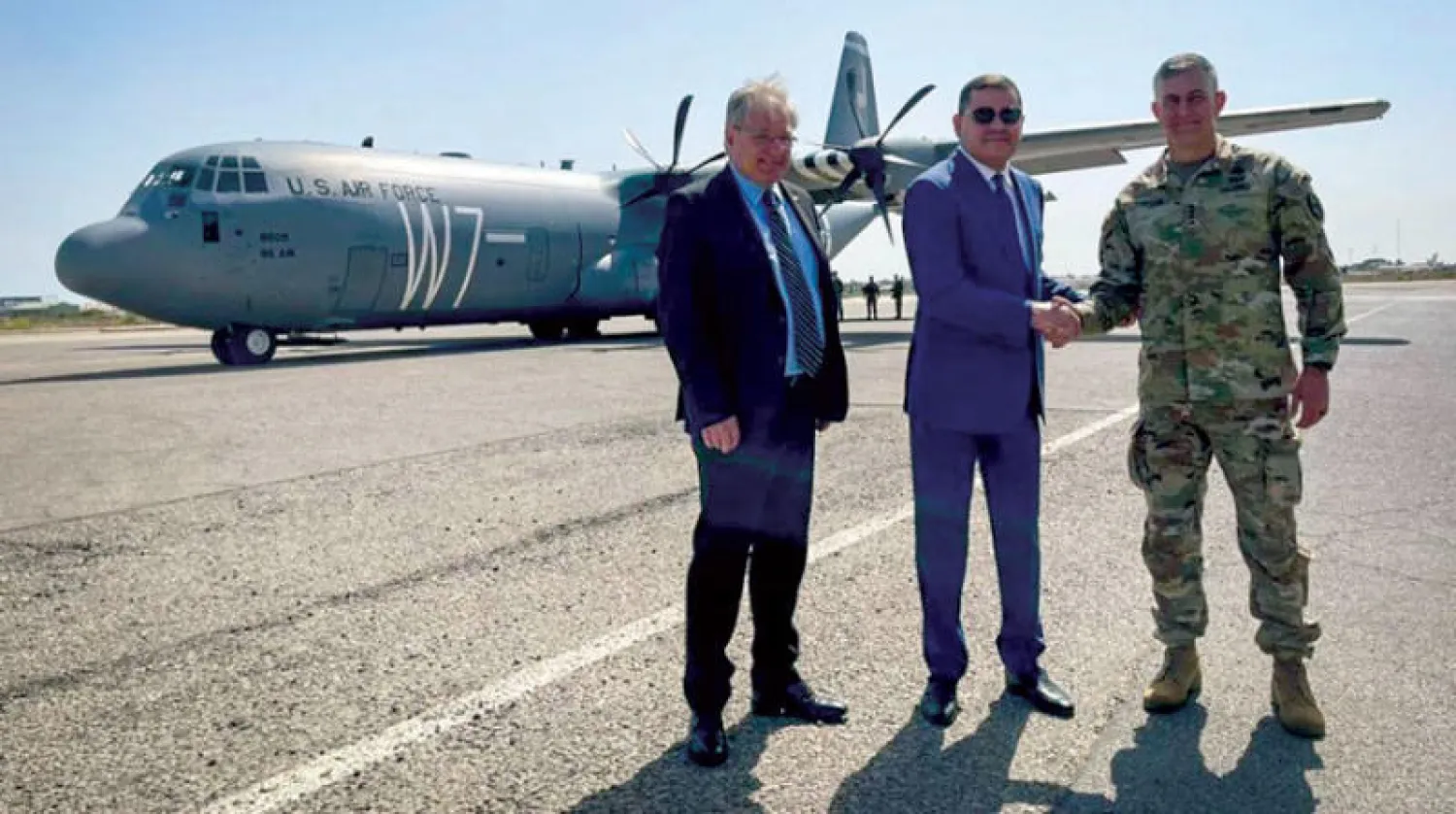 قائد «أفريكوم» الجنرال ستيفن تاونسند مصافحاً رئيس حكومة الوحدة الليبية عبد الحميد الدبيبة وبجانبهما السفير ريتشارد نورلاند خلال زيارة القائد العسكري الأميركي لليبيا في سبتمبر الماضي (سفارة الولايات المتحدة في ليبيا)