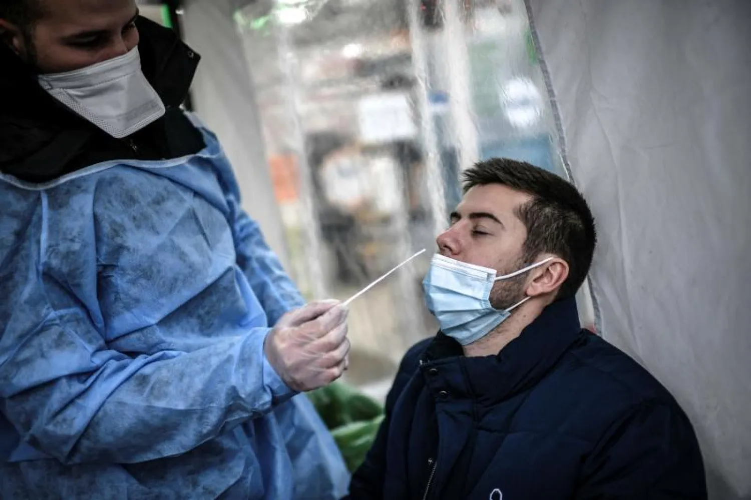 رجل يجري فحص كورونا في باريس (أ.ف.ب)