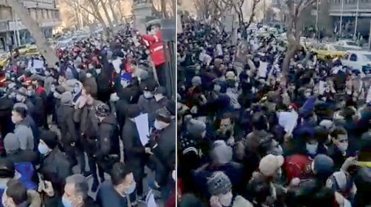 جانب من فيديو متداول على شبكات التواصل يظهر حجم المشاركة في احتجاج رجال الإطفاء بطهران أمس