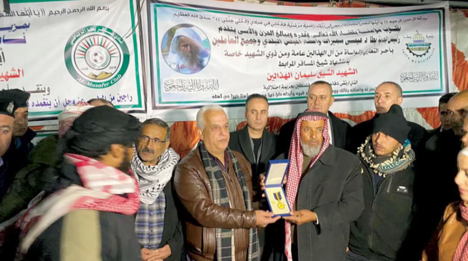 محافظ الخليل جبرين البكري يسلم نوط القدس لعائلة سليمان الهذالين الذي قتل دهساً بعربة أمن اسرائيلية (وفا)
