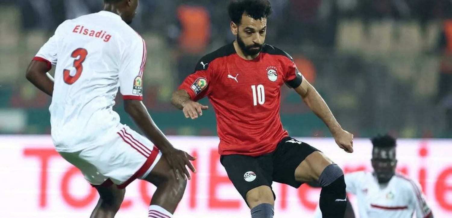 Egypt's forward Mohamed Salah (C) challenges Sudan's defender Elsadig Hassan (L) during the Group D Africa Cup of Nations match between Egypt and Sudan at Stade Ahmadou Ahidjo in Yaounde, Cameroon, on January 19, 2022. © Kenzo Tribouillard, AFP
