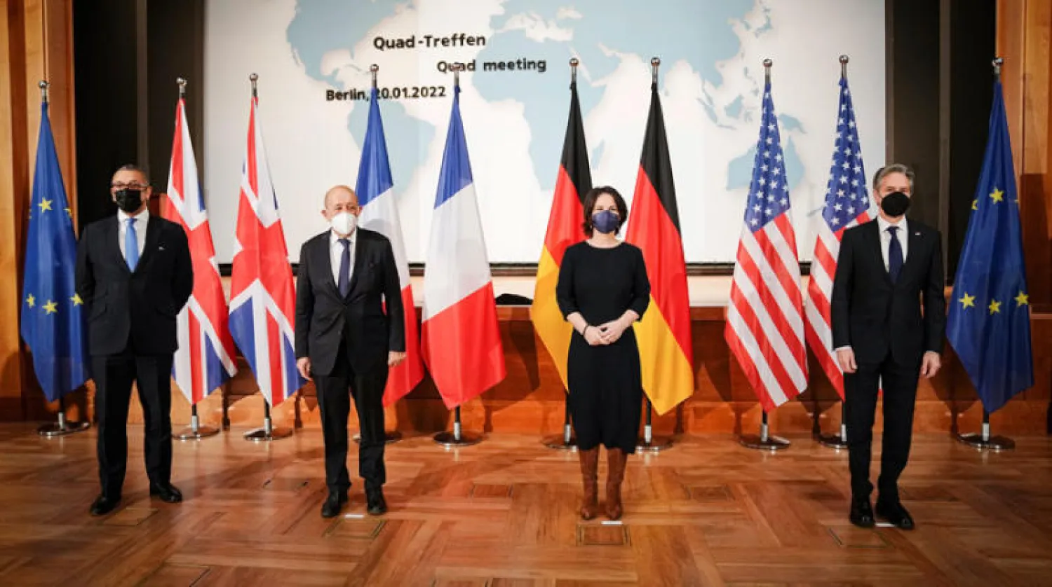 وزيرة الخارجية الألمانية أنالينا بيربوك تستضيف نظيرها الأميركي أنتوني بلينكن والفرنسي جان إيف لودريان ووزير الدولة البريطاني لشؤون الشرق الأوسط وشمال أفريقيا جيمس كليفرلي في برلين أمس (أ.ب)