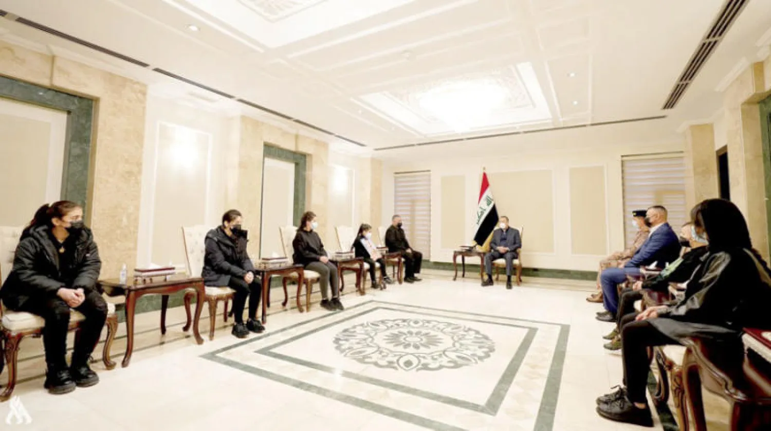 الكاظمي مستقبلاً عائلة العقيد ياسر الجوراني الذي قضى على يد «داعش»... (واع)