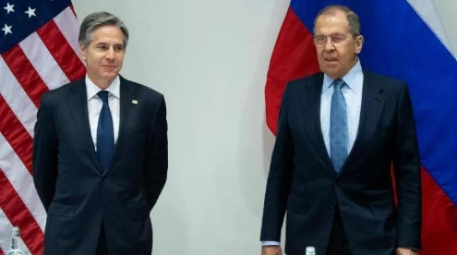 وزير الخارجية الأميركي أنتوني بلينكن (يسار) ونظيره الروسي سيرغي لافروف (أرشيفية - رويترز)